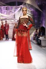 Model walk the ramp for JJ Valaya bridal show in Delhi on 23rd July 2013 (36).jpg